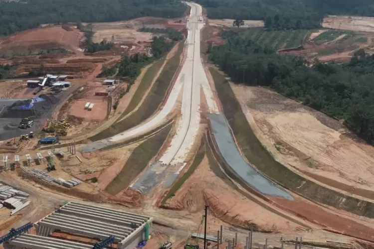 Pembangunan jalan tol di Provinsi Jambi terus berlanjut tidak hanya di perbatasan daerah melainkan sampai di ibu kota provinsi. Tol rangkaian Jalan Tol Trans Sumatera (JTTS) ini ditargetkan rampung di tahun 2025 mendatang. (Instagram: pupr_bpjt)