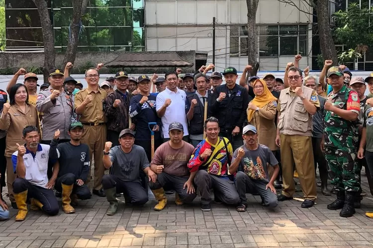Ketua DPRD Kota Bandung H. Tedy Rusmawan, A.T., M.M., menghadiri pembukaan dan peninjauan Program Padat Karya gelaran Disnaker Kota Bandung, Selasa (7/11/2023).