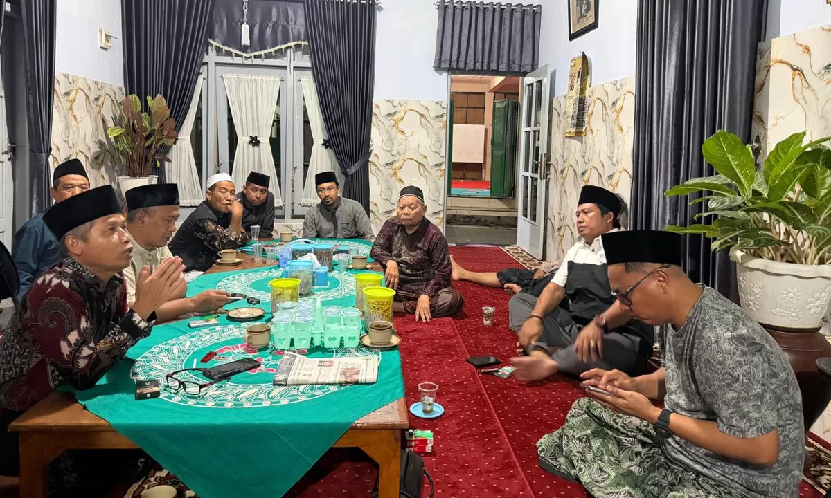 Jajaran pengurus PCNU Banyuwangi menggelar rapat persiapan pelantikan secara mendadak di Ponpes Minhajut Thullab, Muncar, menyusul turunnya SK dari PBNU, Kamis malam, 2 April 2026 (Dok. Istimewa)