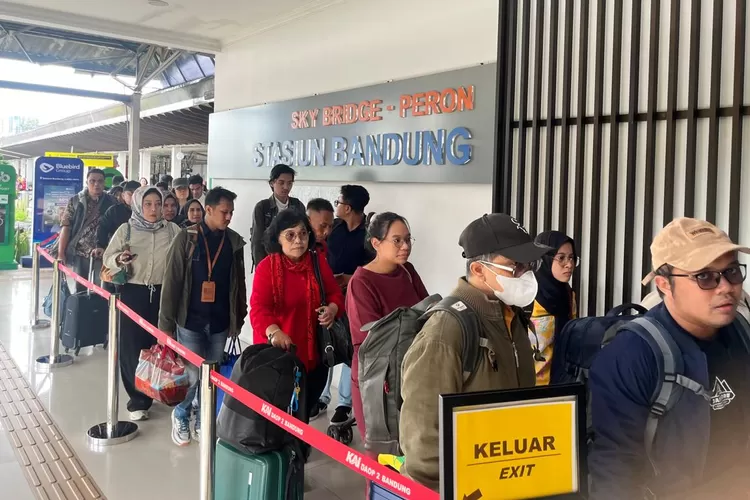Sejumlah stasiun di wilayah Daop 2 Bandung masih ramai melayani penumpang Pasca Tahun Baru 2025.