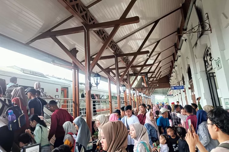 Ilustrasi: antrean para penumpan KA Bandara di Stasiun Yogyakarta.