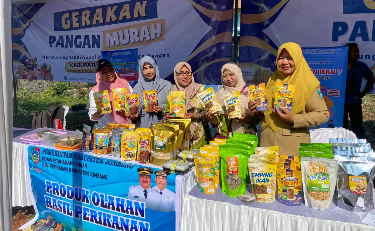 Mudrikah (dua dari kiri) bersama rekan pelaku UMKM menunjukkan produk-produk olahan ikan. (SketsaNusantara.id/As'ad Choirudin)