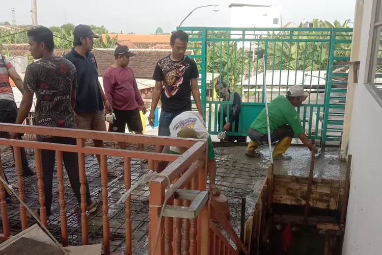 Warga Dusun Gempol Sampurno RT 05 RW 04 kelurahan Porong, kecamatan Porong, Sidoarjo dan pengurus yayasan Al Amin beserta wali santri berjibaku bergotong royong dalam membangun gedung TPQ.