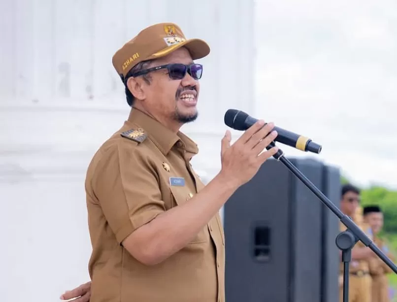 Bupati Buton Tengah Dr Azhari