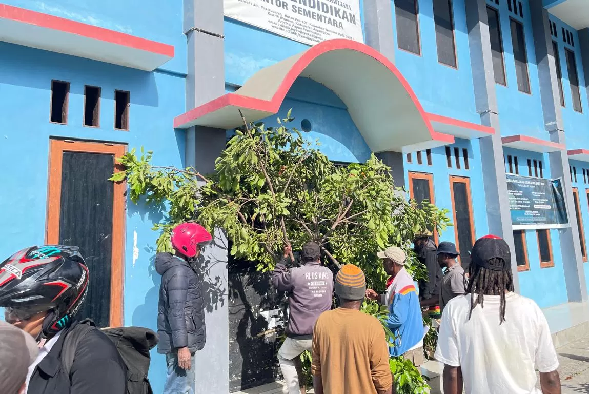 Ratusan Tenaga Honorer KII saat melakukan aksi pemalangan kantor Dinas Pendidikan Kabupaten Jayawijaya Rabu (6/11/2024).&nbsp;Deni/Ceposonline