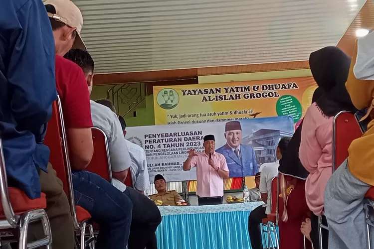 Anggota DPRD Jawa Barat Fraksi PAN, Hasbullah Rahmad saat melakukan Sosialisasi Perda Nomor 4 Tahun 2023 tentang Rencana Perlindungan dan Pengelolaan Lingkungan Hidup ke warga Kelurahan Grogol, Kecamatan Limo, Senin (25/8/2025). (ARNET KELMANUTU/RADAR DEPOK)