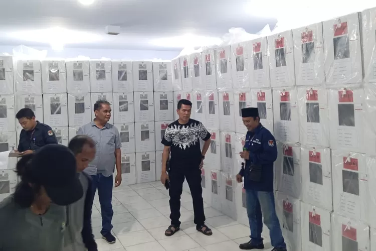 Kapolsek Percut Sei Tuan Kompol Jhonson Mangara Sitompul dan jajaran memantau pendistribusian dan penyimpanan logistik Pemilu 2024 dari KPU Kabupaten Deliserdang di gudang logistik KPU Kecamatan Percut Sei Tuan GOR Unimed, Sabtu (10/2/2024)