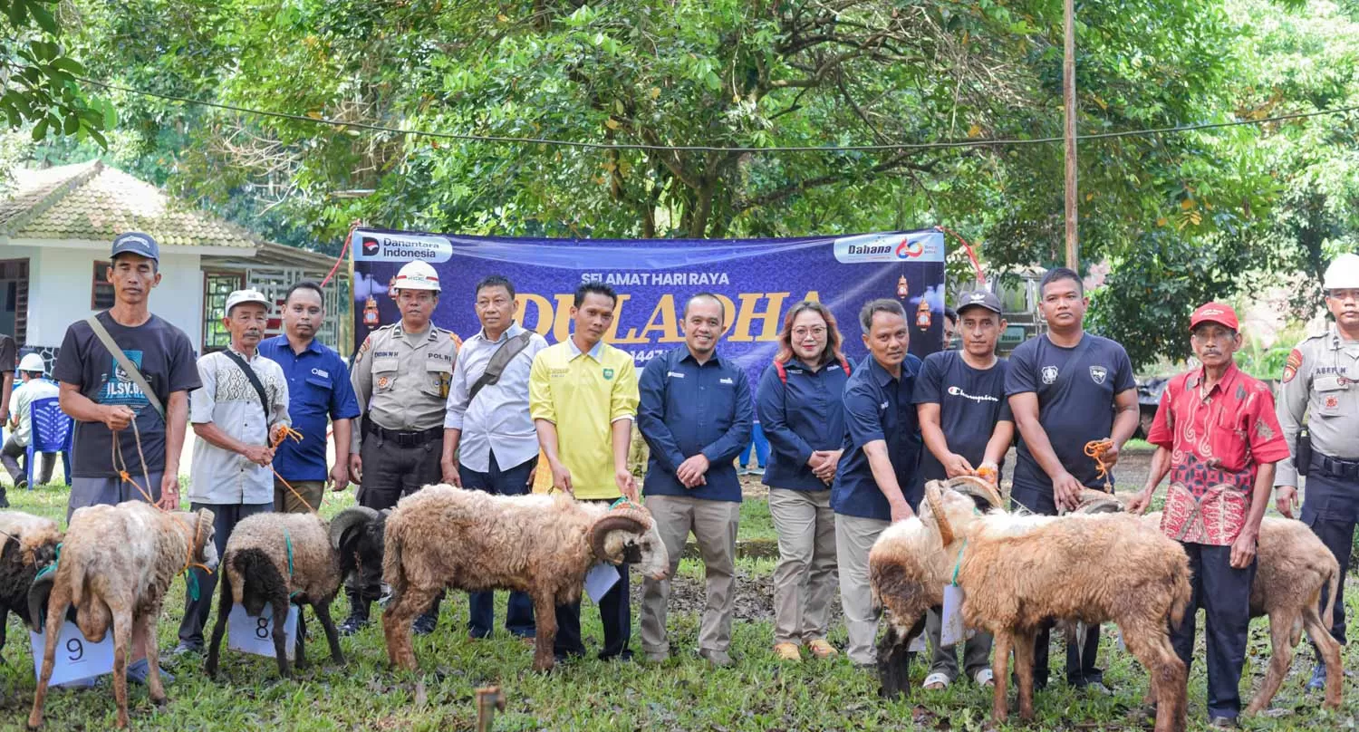 PT Dahana menyalurkan hewan kurban kepada masyarakat sekitar perusahaan di momen Idul Adha 1447 H.
