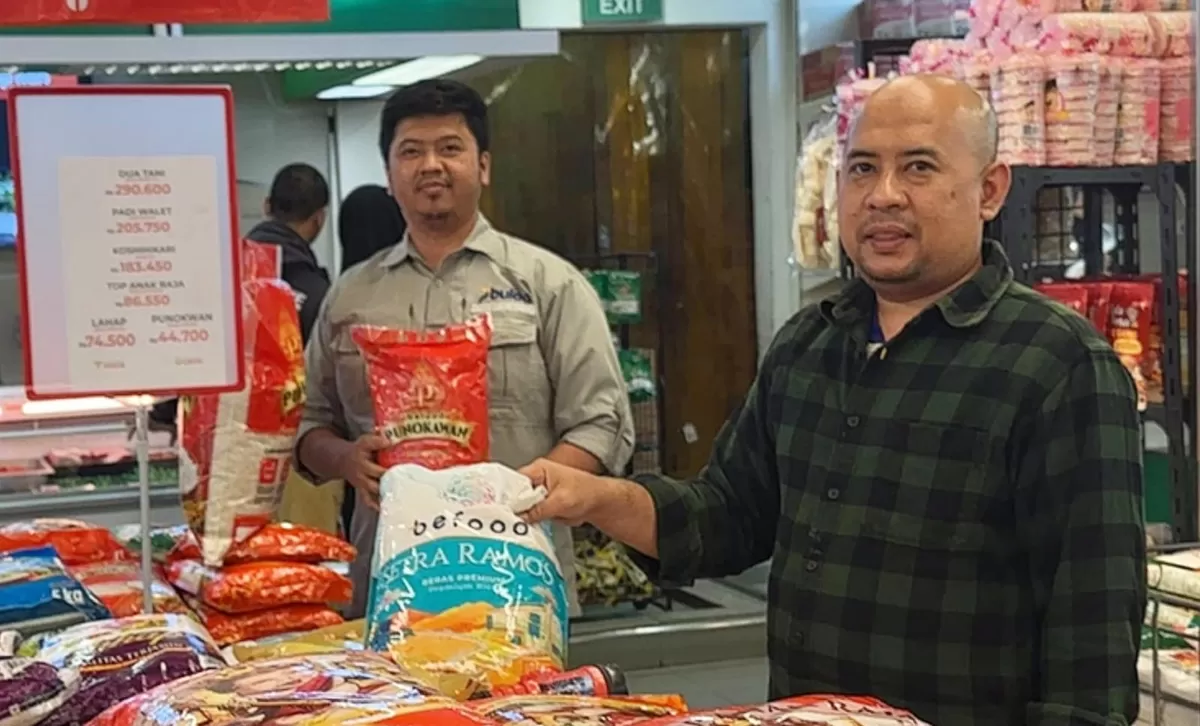 Foto: Petugas memeriksa ketersediaan beras kemasan di gudang Perum BULOG Kantor Cabang Cianjur untuk memastikan stabilitas pasokan serta ketersediaan stok pangan. (FOTO: Ist)