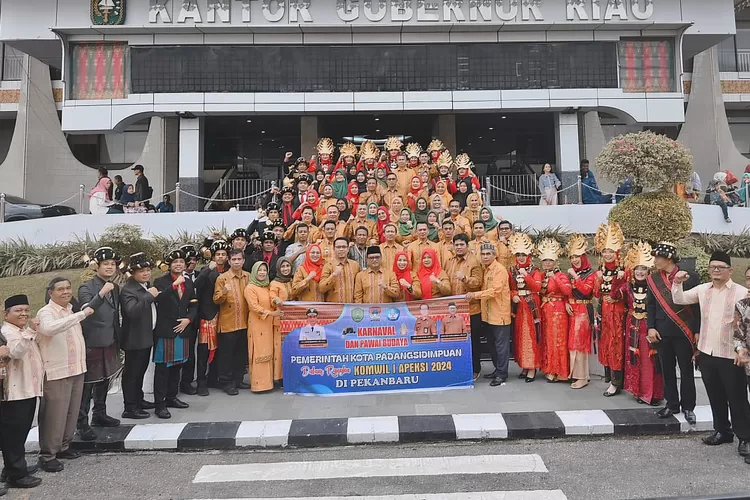 Pj Wali Kota Letnan Foto Bersama Seluruh Kontingen Pawai Budaya di Depan Kantor Gubernur Riau