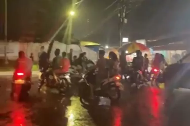 Warga sekitar menyaksikan kebakaran di dalam pabrik.