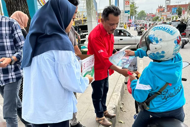 Berbagi Takjil Ramadan, PLN UP3 Bukittinggi Sapa Pelanggan dengan Promo 'Benderang Berkah Ramadhan' (Humas PLN )
