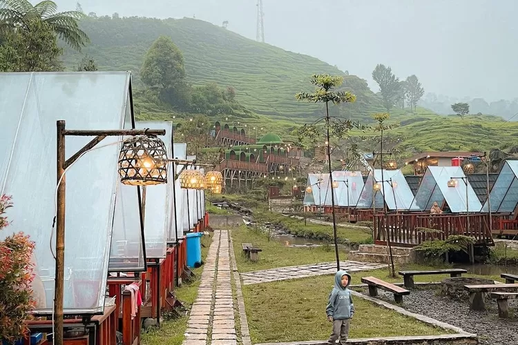Menyelami keindahan alam Bandung di Ecopark Curug Tilu Rancabali: tempat di mana keajaiban alam bertemu kenyamanan modern. (Tangkapan Layar instagram@re.caaatr)
