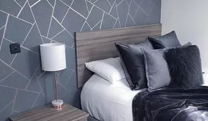 Suka Warna Gelap? Inilah Inspirasi Wallpaper Dinding Gelap yang Terlihat Estetik dan Mewah untuk Kamar Tidur!