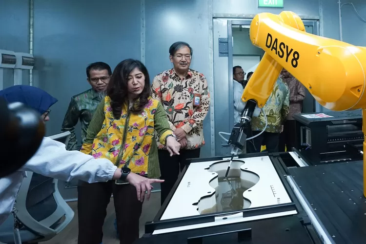 Menkomdigi, Meutya Hafid meninjau Labolatorium IDTH, Depok, Jawa Barat