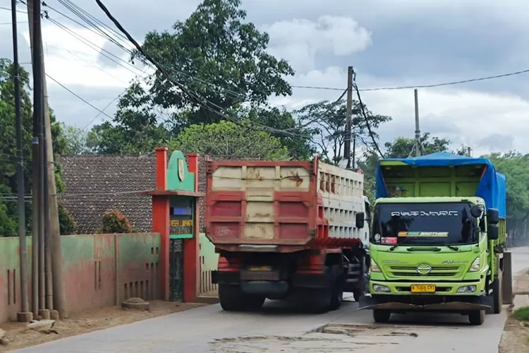 Truk tambang saat melintas di siang hari. (Nasir)