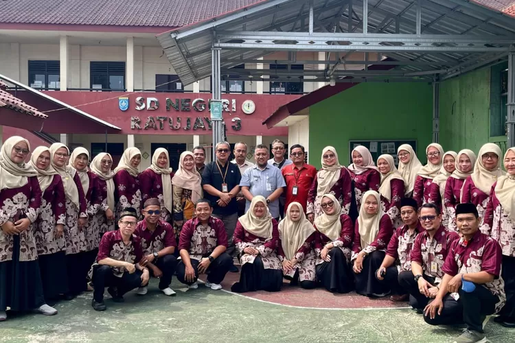 Foto bersama usai melaksanakan workshop kepada seluruh tenaga pengajar di SDN Ratujaya 3, yang terletak di Jalan Masjid Falah, Kelurahan Ratujaya, Kecamatan Cipayung ini, digelar selama 2 hari atau 7-8 Juli 2025 (ANDIKA EKA/RADAR DEPOK)