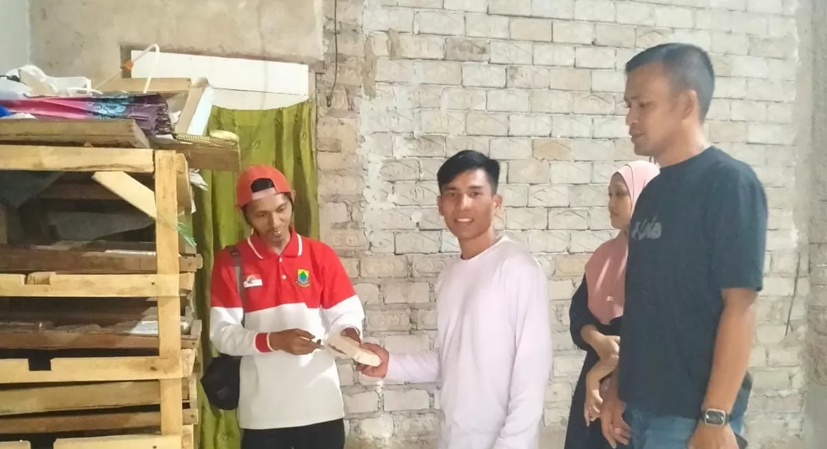 Kepala SPPG Sulaimaniyah, didampingi Ketua Koperasi Desa, melakukan kunjungan silaturahmi ke beberapa sentra produksi di seputaran Desa Sukasari. (FOTO: Ist) 