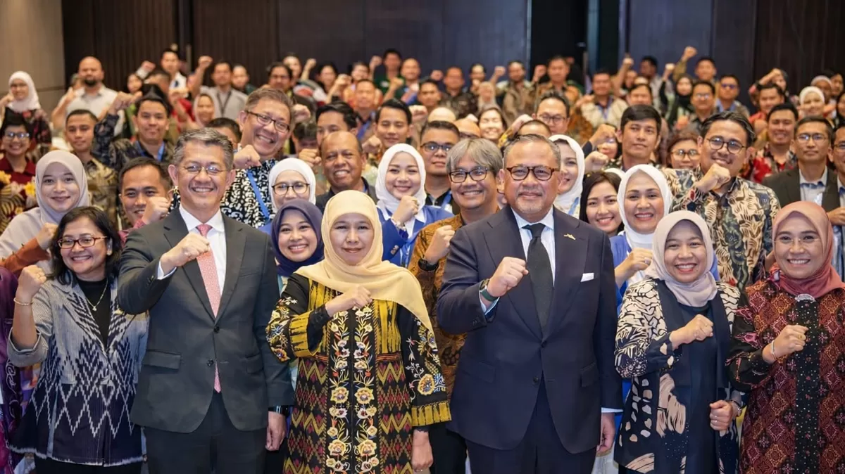 Gubernur Jatim Khofifah Indar Parawansa, bergambar bersama dalam misi dagang Jatim di Kuala Lumpur, Malaysia. (Ist).