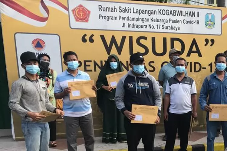 ILUSTRASI : Wisuda Penyintas Covid-19 di RSDL Indrapura Surabaya (1)