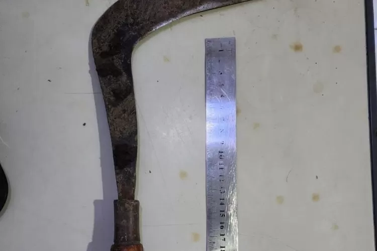 Ilustrasi: Klitih di Sleman ayunkan sabit ke pengendara motor. (Foto: Polsek Mlati)