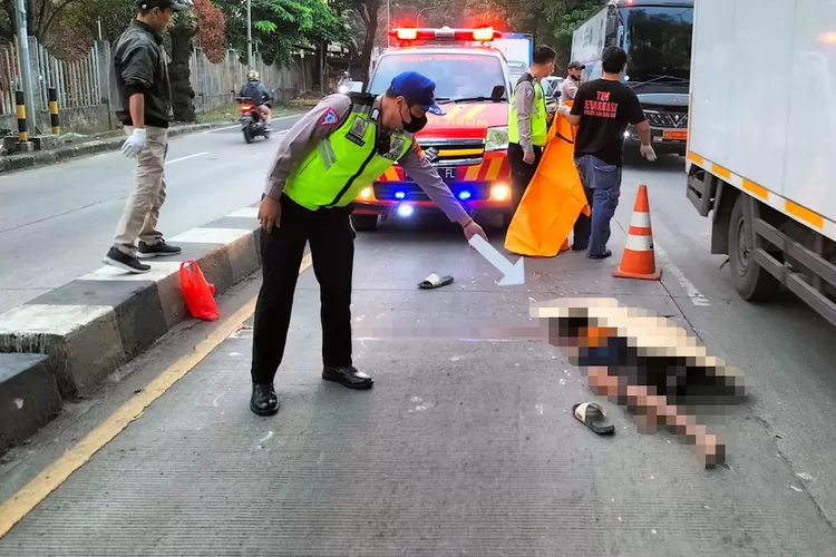 Pengendara motor tewas di Jalan Raya Bogor, tepatnya di KM 34, Kecamatan Cimanggis, Selasa (21/11).