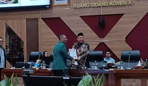 Gedor Senayan! Ketua PGRI Flores Timur Suarakan Jeritan Guru Honorer Langsung di Hadapan DPR RI