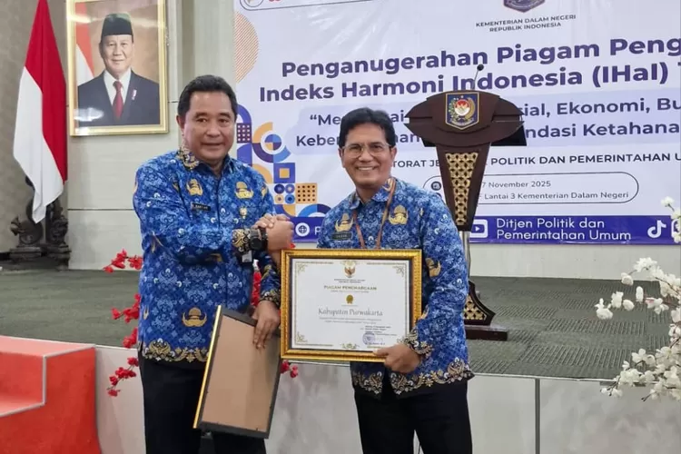 Kepala Kesbangpol Kabupaten Purwakarta Muhammad Ramdan (kanan) menerima piagam penghargaan IHal tahun 2025 di kantor Kemendagri, Senin 17 November 2025 (Dok: Diskominfo)