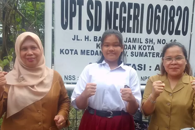 Kepsek SDN 060820 Rosidah Siregar (kiri) dan Wali Kelas 6 Herly Dahlia Gultom (kanan) foto bersama Shazia Nangaya Kamarullah.