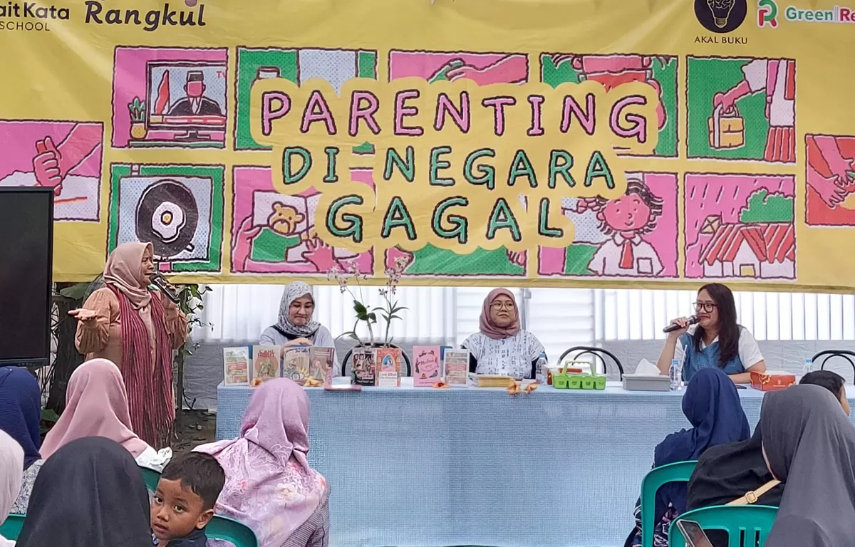Penulis buku  (SketsaNusantara.id)