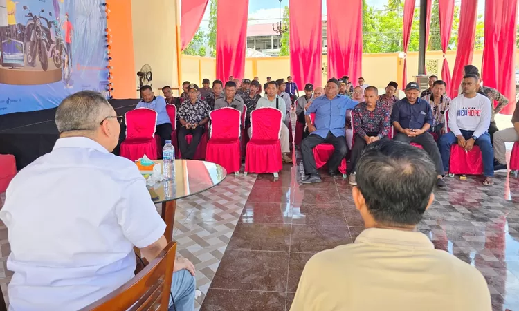 Ahmad Ali saat pertemuan dengan para kepala desa di Kabupaten Buol, Provinsi Sulawesi Tengah. (Foto: Ist).