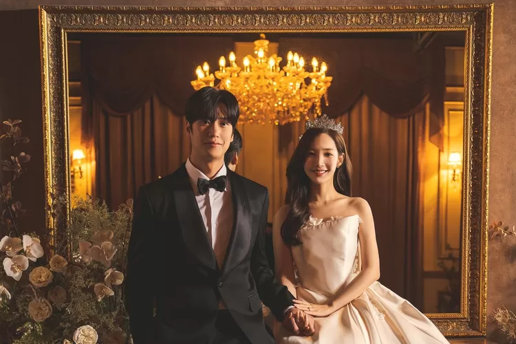 Potret foto pernikahan yang dirilis Marry My Husband yang menampilkan Park Min Young dan Na In Woo.