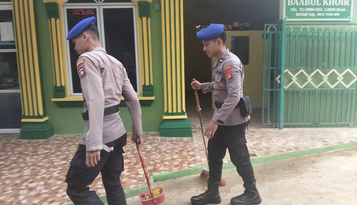 Personel Satpolairud saat turun kegiatan bersih-bersih dikawasan mushola Tanjung Teritip, Kecamatan Lubuk Baja. (Humas Polresta Barelang)