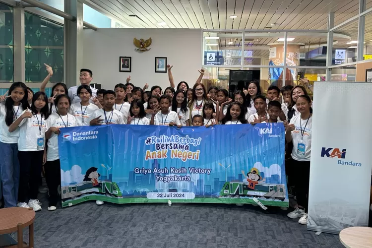 PT Railink mengajak anak-anak Panti Asuhan Yayasan Griya Asuh Kasih Victory menikmati pengalaman naik kereta bandara sekaligus belajar tentang dunia perkeretaapian.