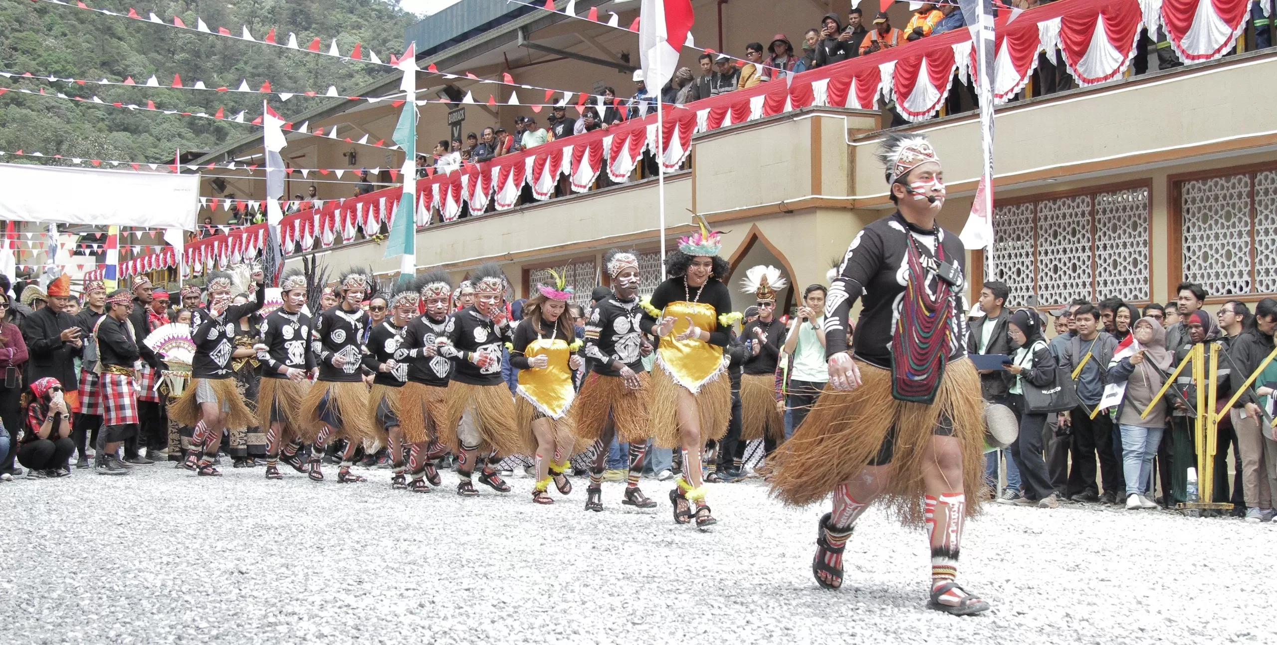 Divisi Grasberg Earthworks berkolaborasi dengan Paguyuban Papua menghadirkan budaya kearifan lokal masyarakat Papua dengan atribut pakaian adat Papua.
