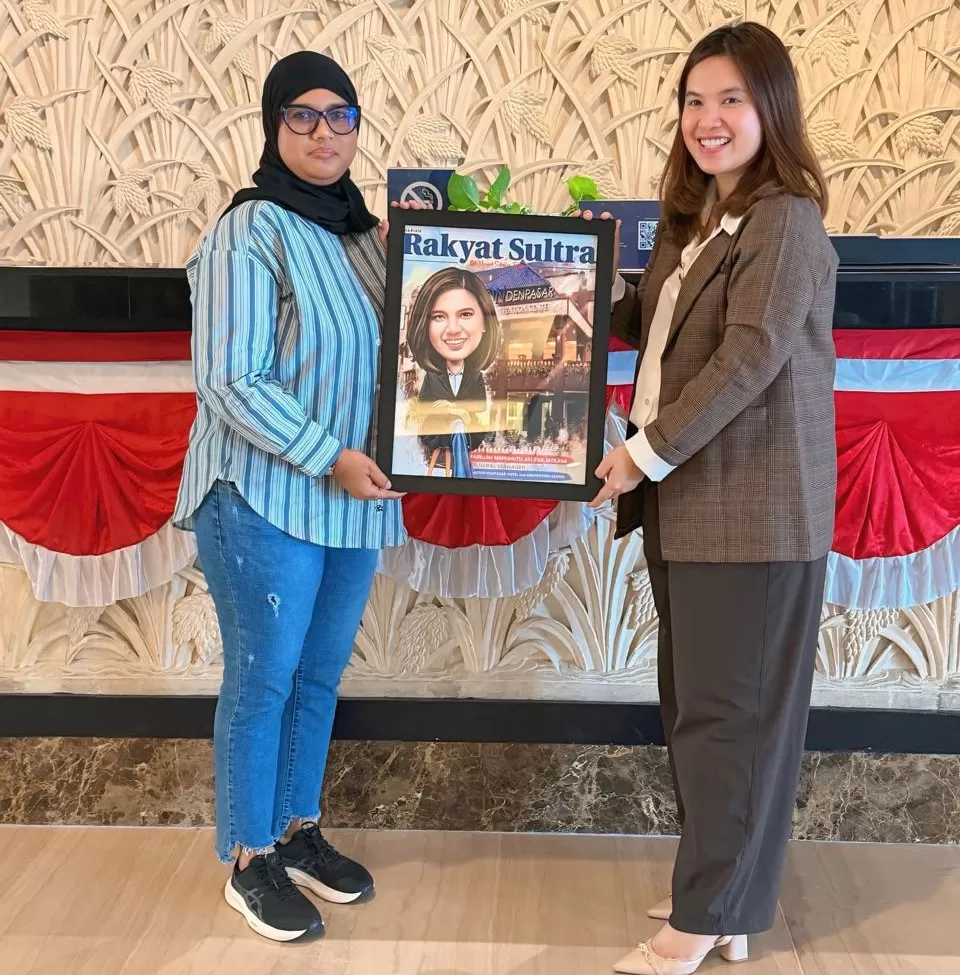 GM Aston Denpasar Hotel Fadillah Manuhutu saat menerima cinderamata dari Direktur Harian Rakyat Sultra