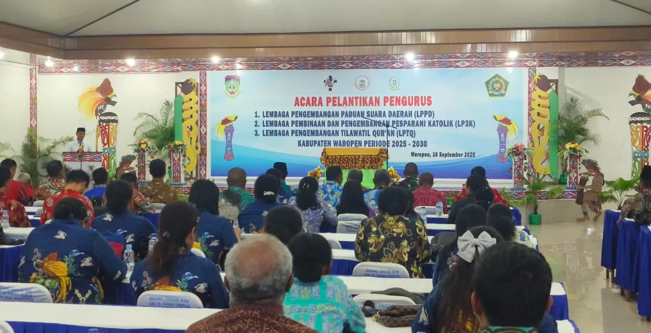 Acara pelantikan pengurus LPPD, LP3K dan LPTQ di Gedung Klasis GKI Waropen, Selasa (16/09).   (CENDERAWASIH POS/ISMAIL)