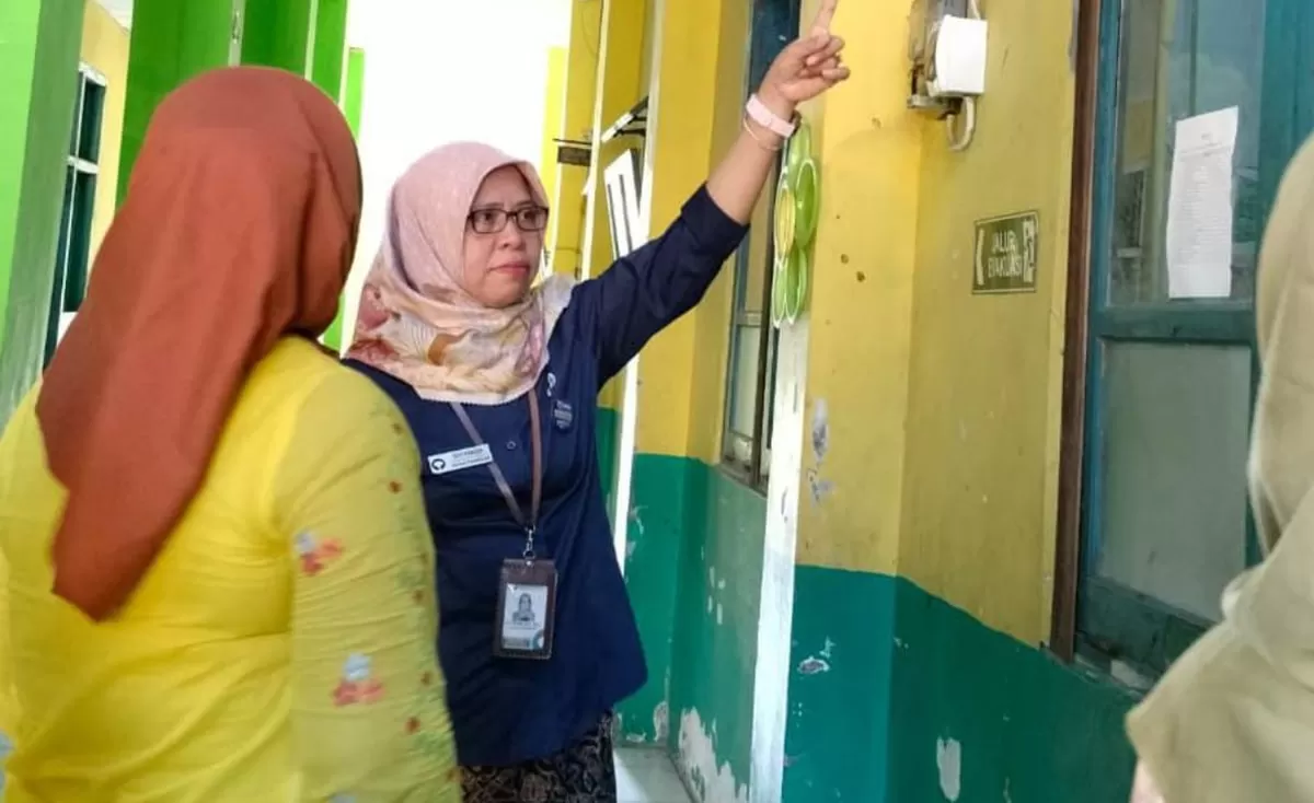Kepala Perwakilan Ombudsman RI Jawa Tengah, Siti Farida saat meninjau ruang kelas. (KabarSatu.id/ foto: istimewa)