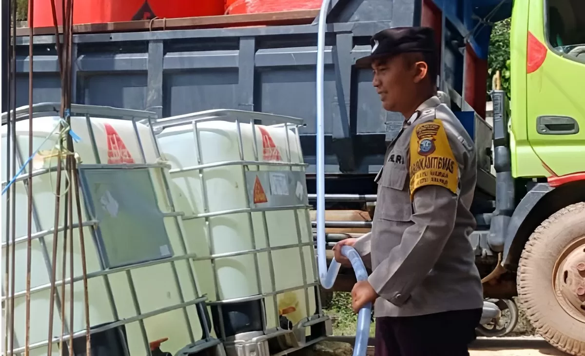 personil Polsek Batu Ampar saat mendistribusikan air pemukiman warga Sengkung. (Humas Polda Kepri)
