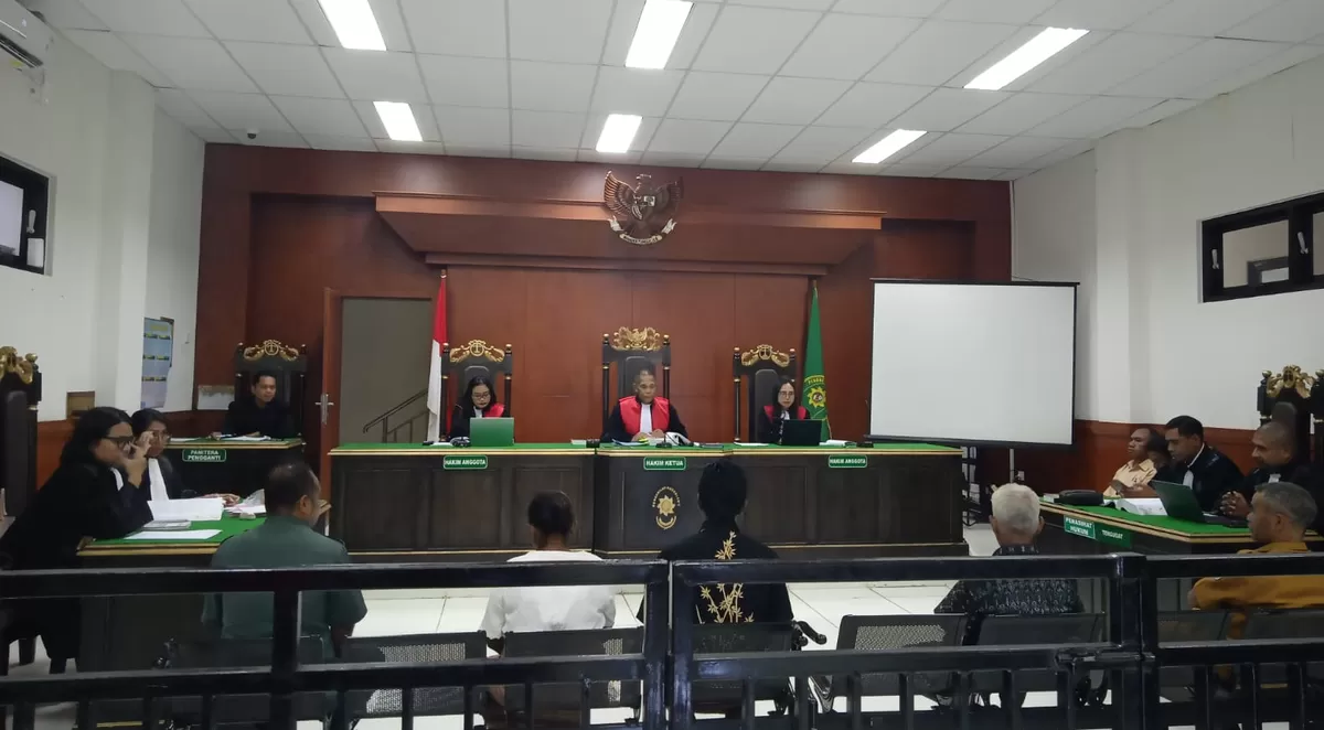 Sejumlah saksi yang dihadirkan JPU sedang memberikan keterangan di Pengadilan Negeri SoE untuk perkara murid yang meninggal karena dihukum guru. (sabanapedia.com/erhy)