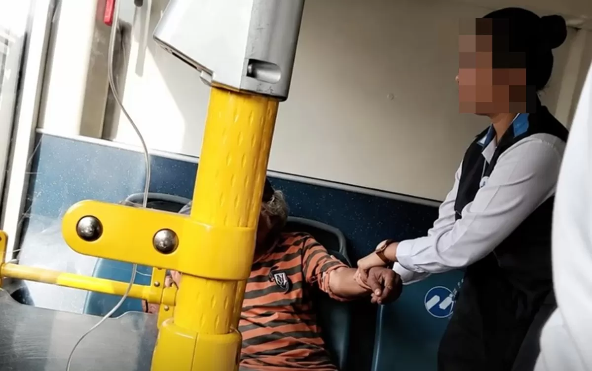 Viral lansia diminta turun petugas TransJakarta karena bau badan dianggap mengganggu penumpang lainnya, tuai kritik dan perdebatan di media sosial (Instagram/fakta.jakarta)