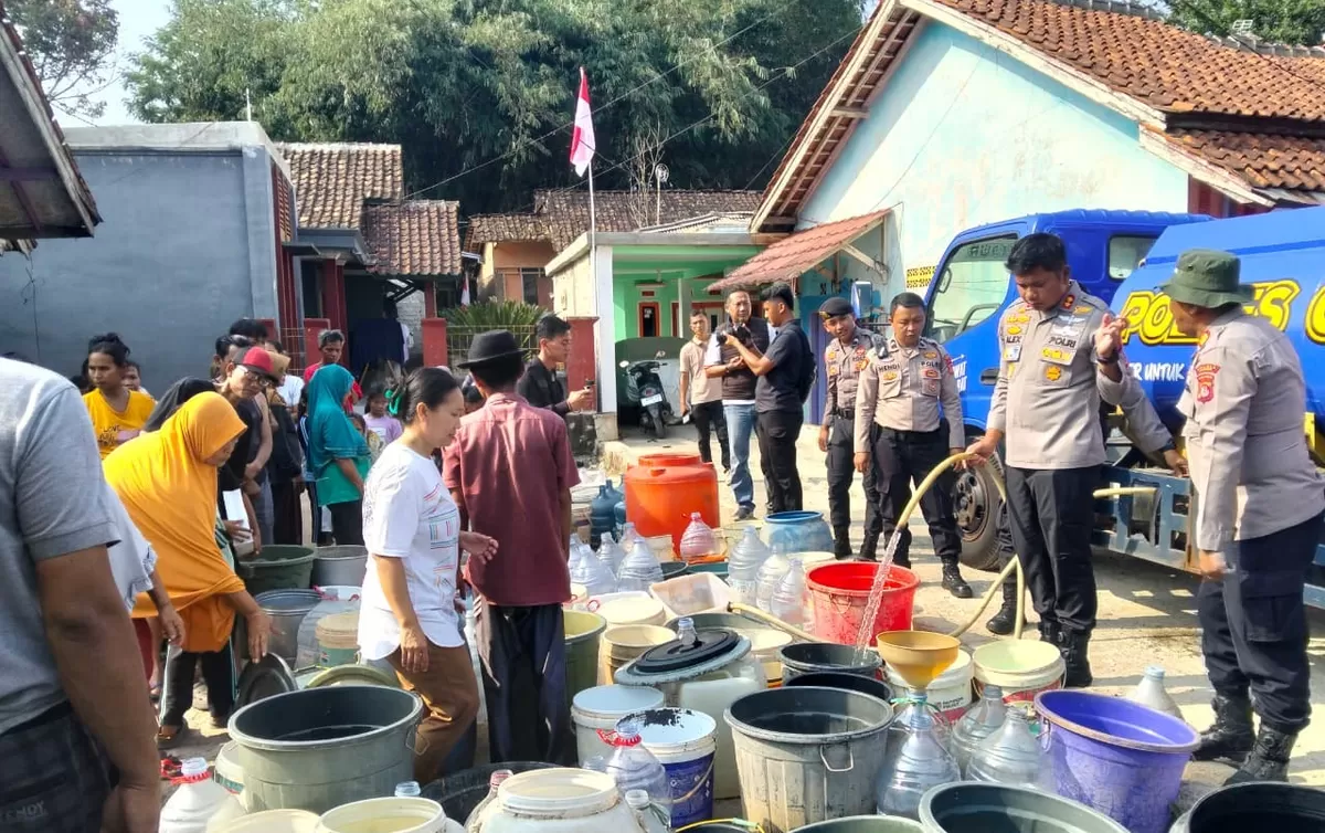 Desa Kertajaya memberikan apresiasi atas pengerahan bantuan air bersih dari Polres Cianjur untuk warga yang terdampak gangguan distribusi air di Desa Kertajaya, Kecamatan Ciranjang, Kabupaten Cianjur. (Ist)