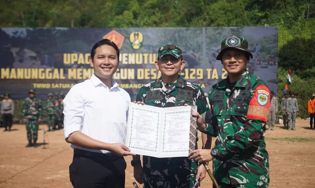 Foto: Bupati Cianjur dr. Mohammad Wahyu Ferdian bersama Danrem 061/Suryakancana Brigjen TNI Thomas Rajunio menghadiri upacara penutupan TMMD ke-129 di Desa Mekarmukti, Kecamatan Cibinong, Kabupaten Cianjur. (FOTO: Ist)