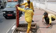 Perbaikan Manhole Trotoar di Jalan Moh Kahfi II Rampung
