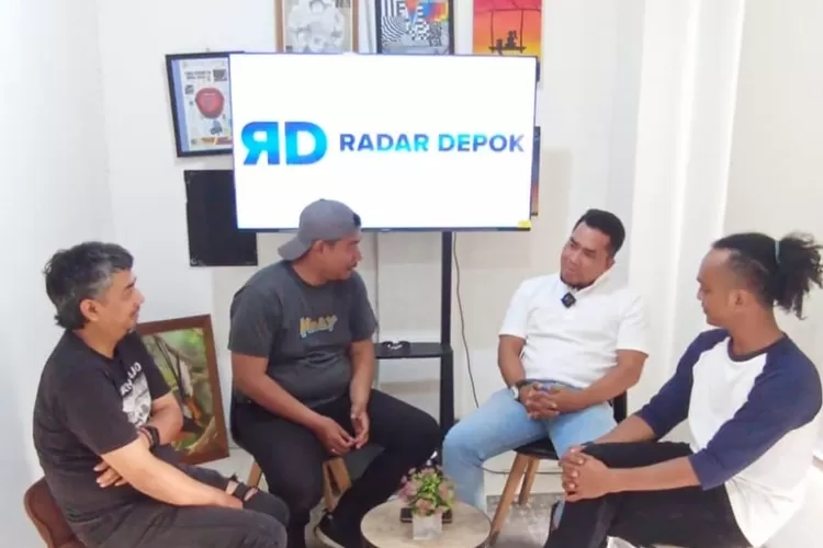 Walikota LSM LIRA, Munir (kedua dari kanan) saat Podcast Blak Blakan bersama Radar Depok, di Kantor Redaksi Radar Depok, Ruko Verbena GDC, Kecamatan Sukmajaya, Kota Depok, Selasa (25/3/2025).  (DOKUMEN RADAR DEPOK)