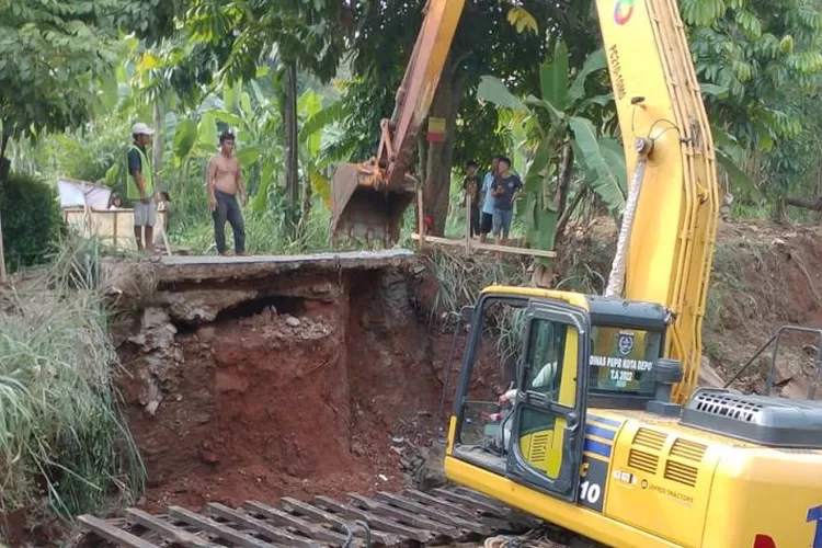 Proses pembangunan jembatan yang berada di Jalan H. Maih bin Dimin RW1 Kelurahan Duren Mekar, Kecamatan Bojongsari. (ANDIKA EKA/RADAR DEPOK)