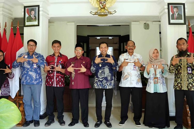 Dukung Ekonomi Lokal, Plt Wali Kota Madiun Dorong Ribuan Produk UMKM Miliki Sertifikat Halal