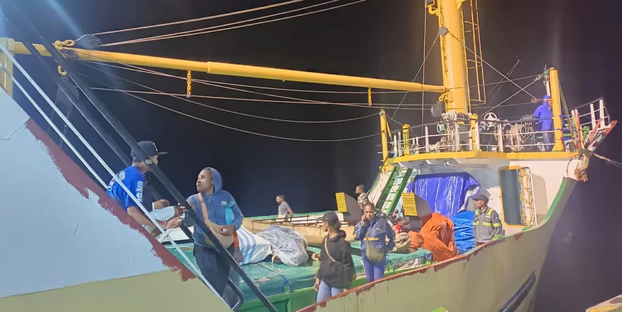 Sekitar 20 orang dari gabungan perangkat daerah Kabupaten Waropen melakukan assessment sekaligus identifikasi bencana di Distrik Kirihi, Kabupaten Waropen. (CENDERAWASIH POS/ISMAIL)