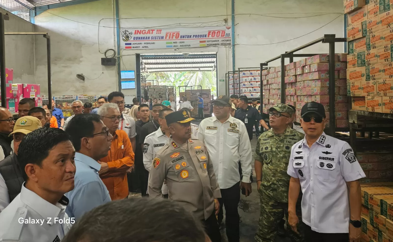 Gubernur dan Kapolda Sultra saat melakukan pemantauan stok pangan di salah satu lokasi gudang