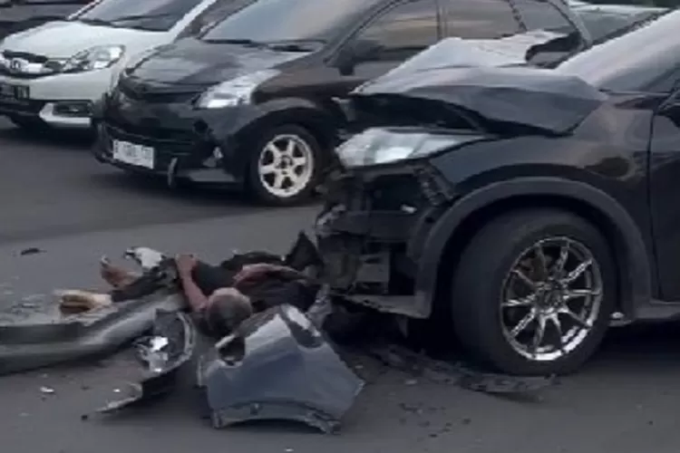 Kondisi kecelakaan yang menewaskan seorang kernet mobil pikap di Tol Jagorawi, KM 19.200, Kecamatan Cimanggis, Kota Depok, Selasa (11/3). (INSTAGRAM @BLITZ_PUBLISHER)